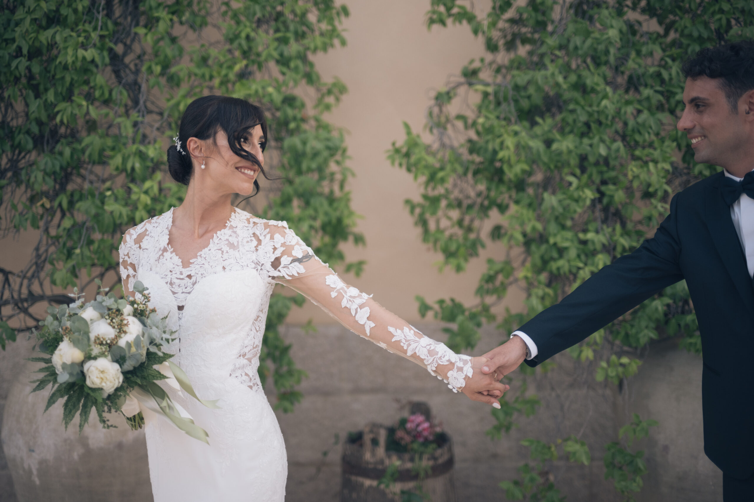 Coppia timida durante un reportage matrimonio spontaneo
