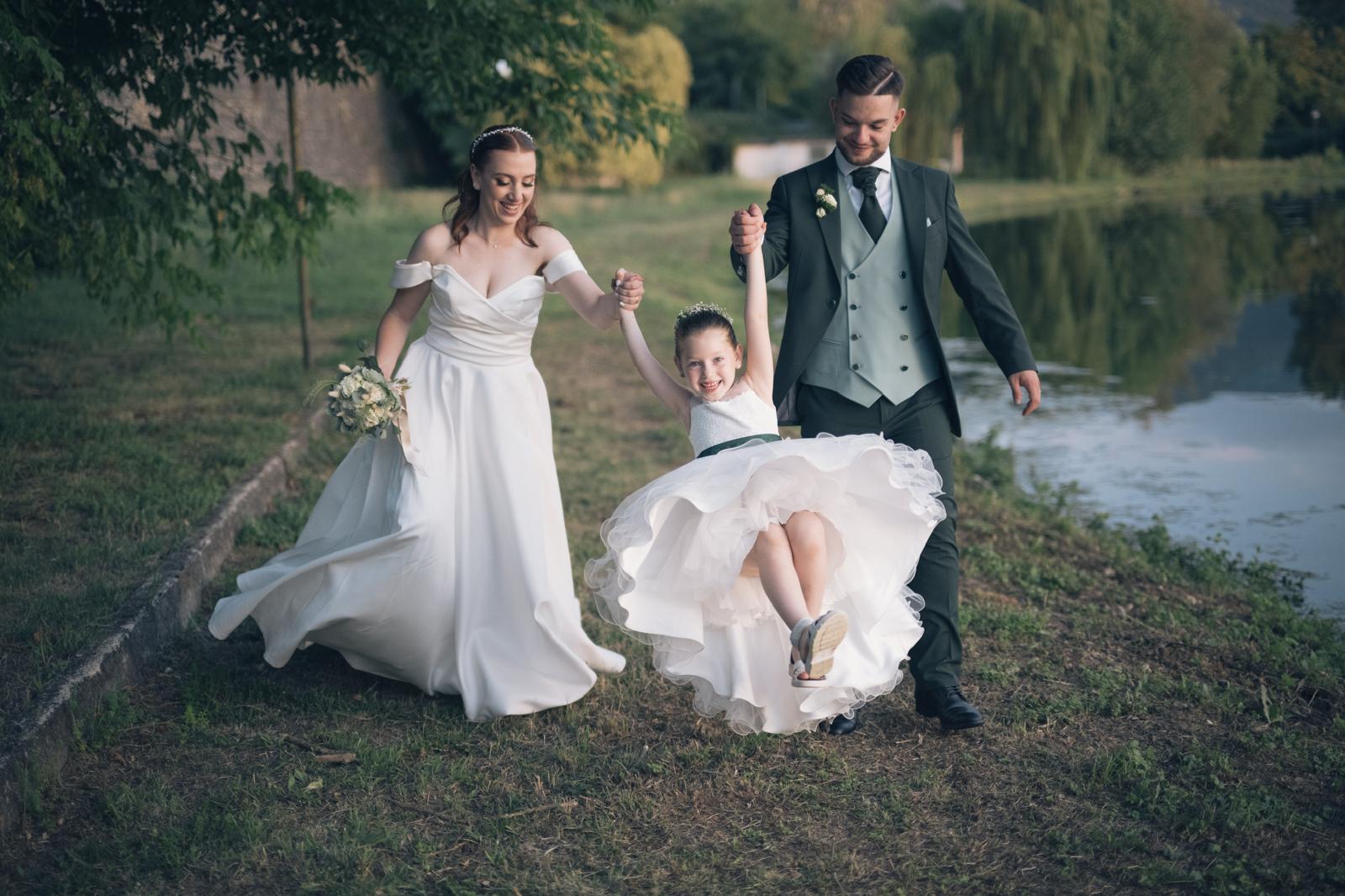 Fotografo matrimonio Molise mentre osserva un momento spontaneo